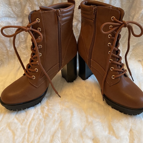 Never been worn,Brown boots side 8,zipper, on sides, lace up the front - Picture 2 of 7